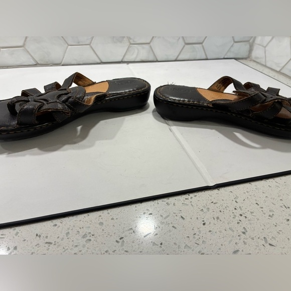 Born Woman’s Black Slide Sandal Size 6 Hand Crafted Leather Shield Design - Picture 5 of 9